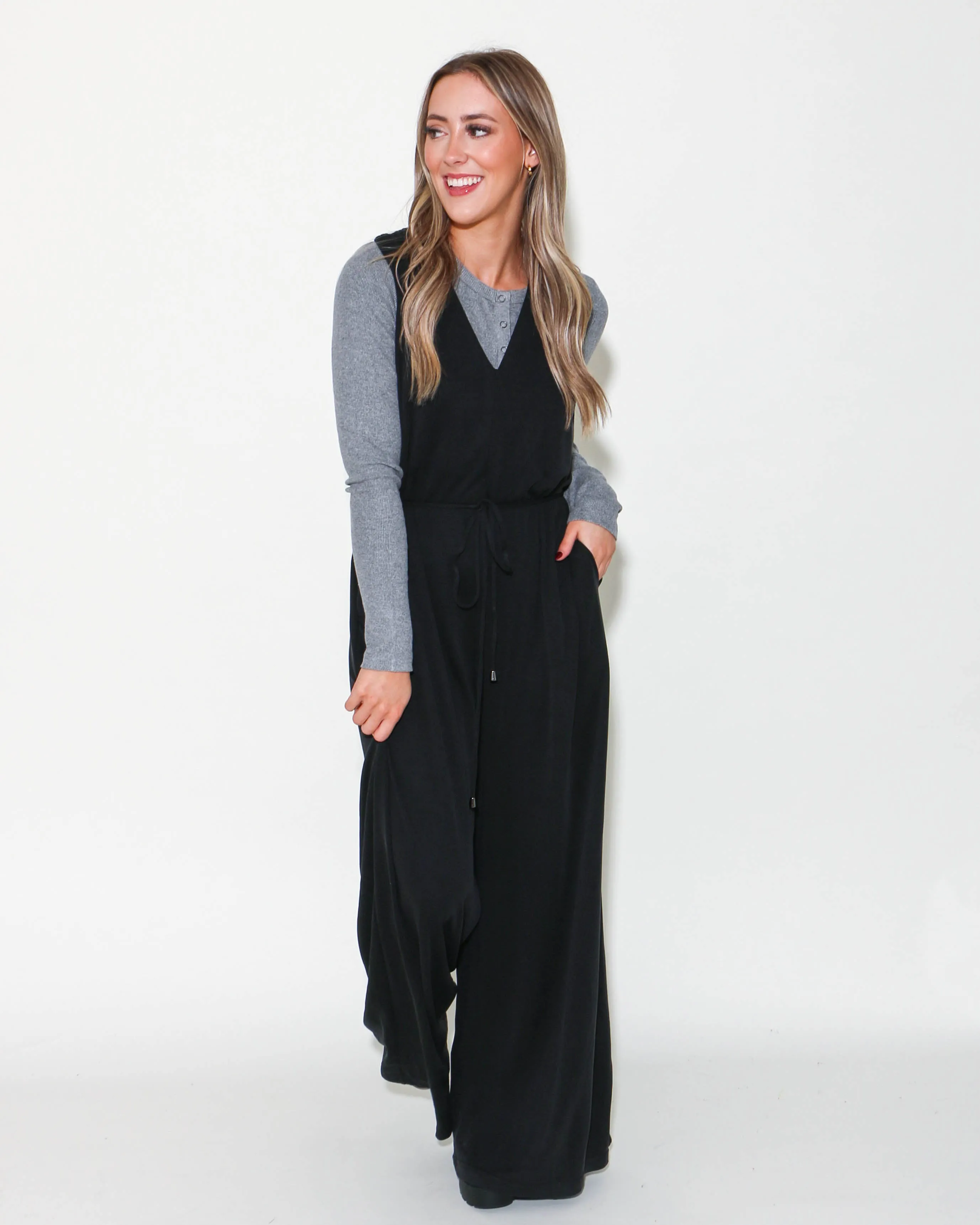 BLACK SLEEVELESS JUMPSUIT