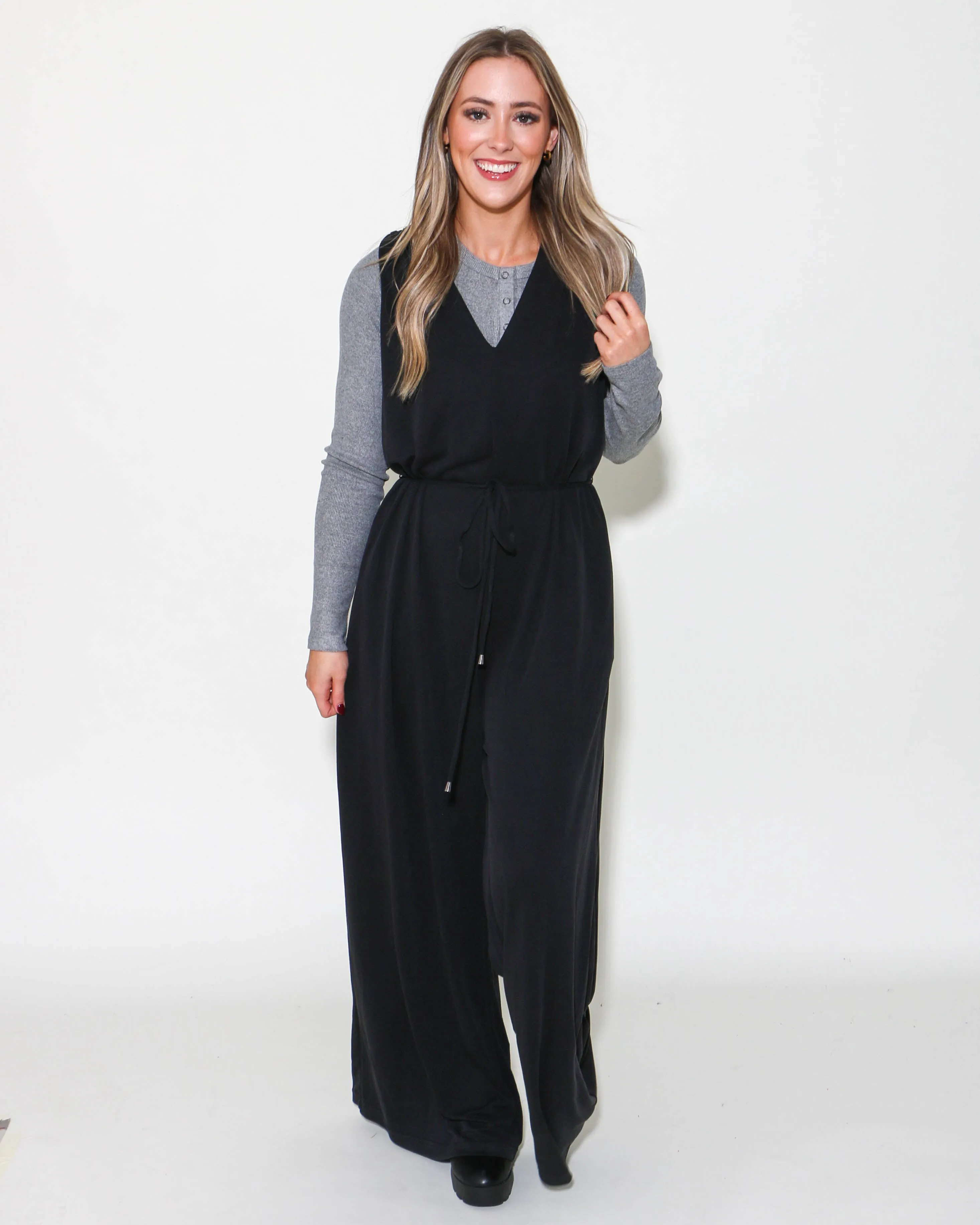 BLACK SLEEVELESS JUMPSUIT